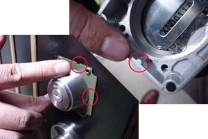 取り付け座に切り込みがあることを確認