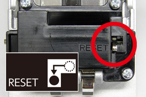 フタの裏側にある設定レバーを左方向に押しながら下げる。