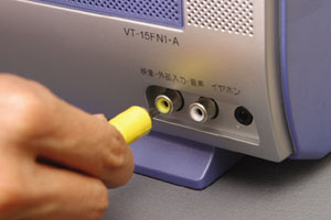 映像ケーブルをテレビ外部出力端子に接続